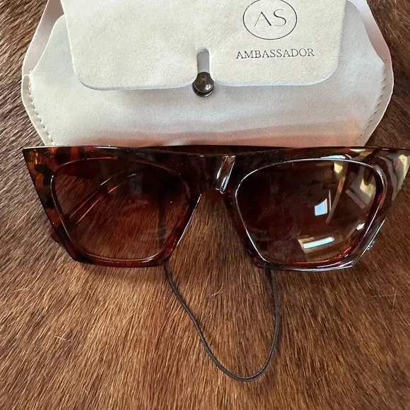 Ambassador Leopard/AVA Collection Sunglasses - Picture 4 of 8